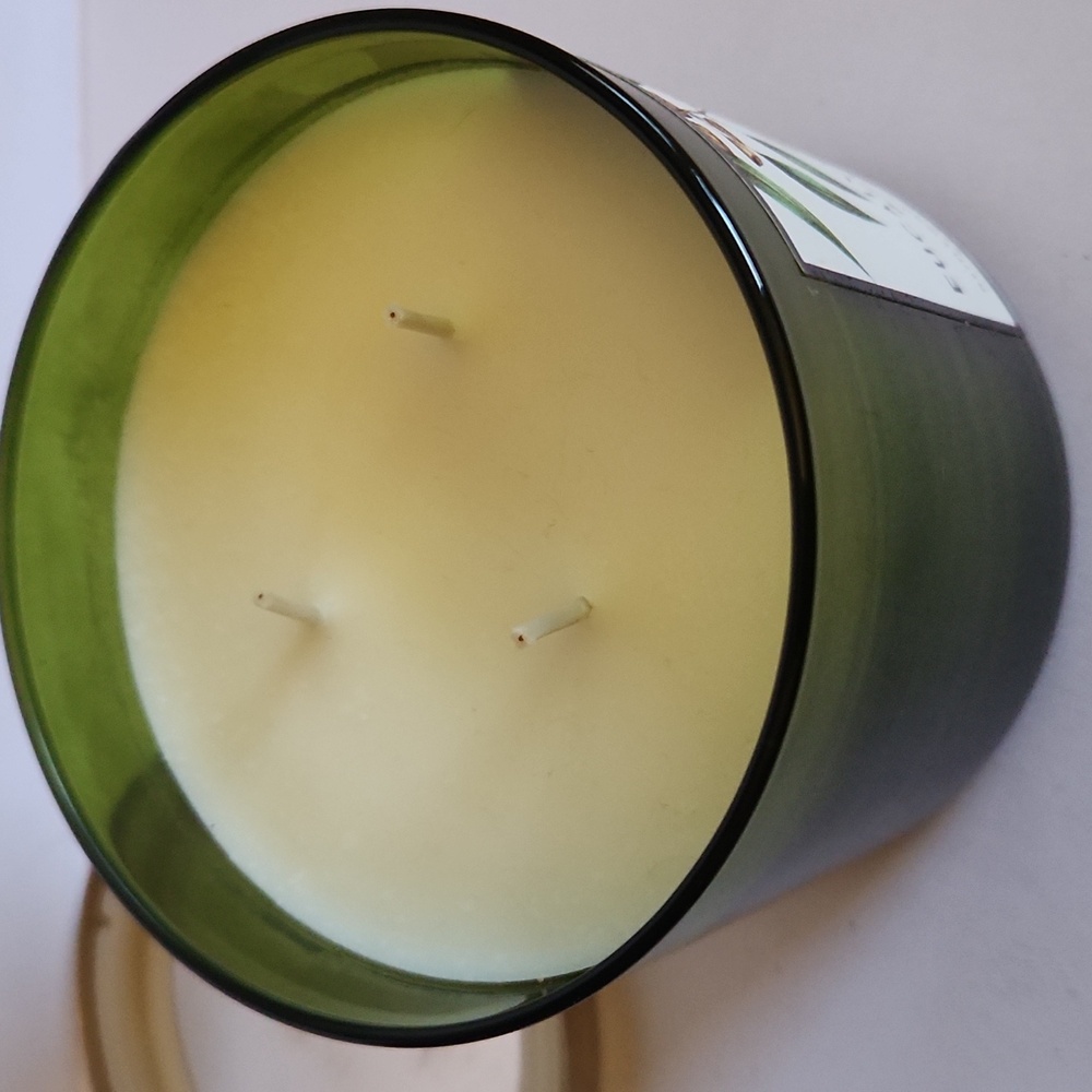 Bath & Body Works Eucalyptus Mint Candle - Deep Green 3-wick. 14.5oz - Picture 4 of 4